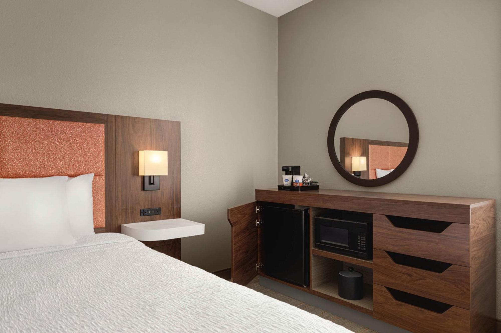 Hampton Inn Шарлотсвилл Экстерьер фото